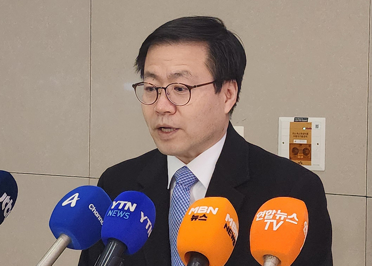 트럼프 대통령의 관세 인상 위협에 대응하기 위해 미국을 방문한 여한구 산업통상부 통상교섭본부장이 5일 인천국제공항 2터미널을 통해 귀국 후 취재진의 질문에 답하고 있다.  /연합뉴스 