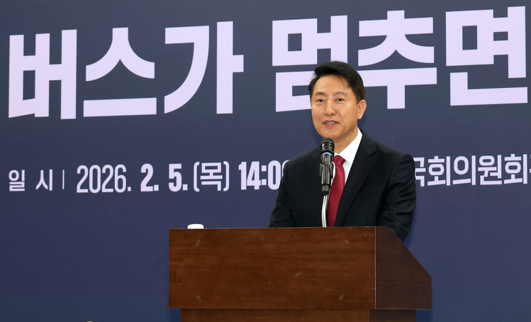 오세훈 서울시장이 5일 국회 의원회관에서 열린 신동욱 최고위원과 서울시가 주최한 '시내버스 필수공익사업 지정 토론회: 버스가 멈추면 일상도 멈춘다!' 에서 발언하고 있다. /연합뉴스 