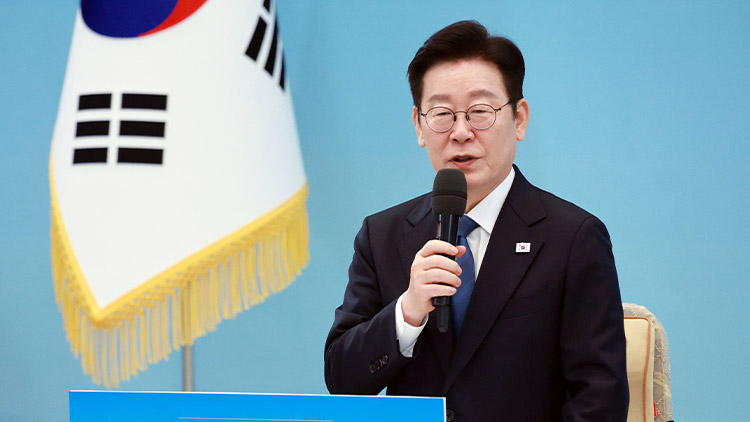 이재명 대통령이 5일 청와대에서 열린 미래 과학자와의 대화 '도전하는 과학자, 도약하는 대한민국'에서 발언하고 있다. /청와대통신사진기자단