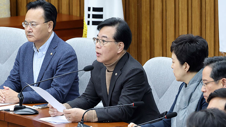 국민의힘 송언석 원내대표가 6일 국회에서 열린 원내대책회의에서 모두발언을 하고 있다. /연합뉴스