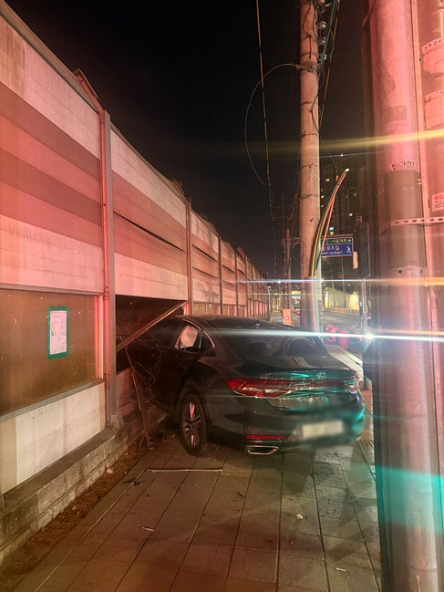 삼거리 옆 방음벽을 들이받고 멈춘 승용차 / 제공=서울 금천소방서