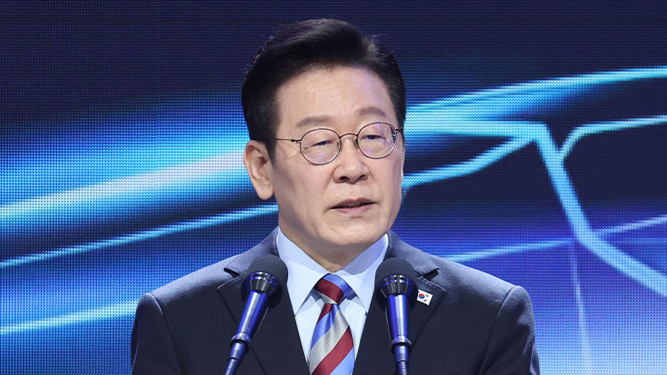 이재명 대통령이 6일 경남 거제시 견내량 인근에서 열린 남부내륙철도 착공식에서 기념사를 하고 있다. /연합뉴스