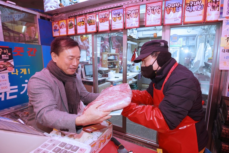 김종철 방송미디어통신위원회 위원장(왼쪽)이 6일 경기도 안양 박달시장에서 아동복지시설에 전달할 농축산물을 구매하고 지역 상인들의 애로사항을 경청했다.