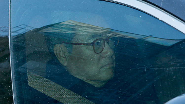 윤석열 전 대통령 파면 직후 대통령실 컴퓨터(PC) 초기화를 지시한 의혹을 받는 정진석 전 대통령비서실장이 피의자 신분으로 조사를 받기 위해 8일 서울 경찰청 3대 특검 특별수사본부로 출석하고 있다. /연합뉴스