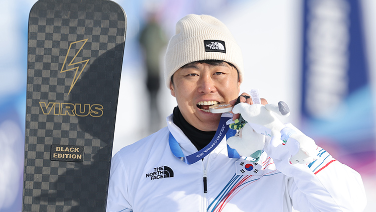 8일(현지시간) 이탈리아 리비뇨 스노파크에서 열린 2026 밀라노-코르티나담페초 동계올림픽 스노보드 남자 평행 대회전 결승 시상식에서 김상겸이 은메달을 깨물고 있다. /연합뉴스