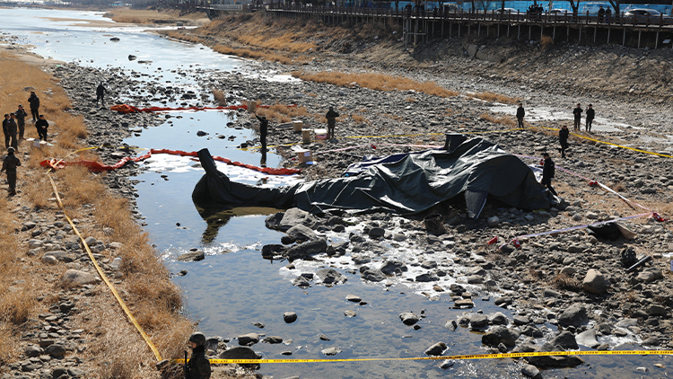 9일 경기도 가평군 조종면 현리에서 육군 코브라 헬기가 추락해 군 당국이 현장을 통제하고 있다. /연합뉴스