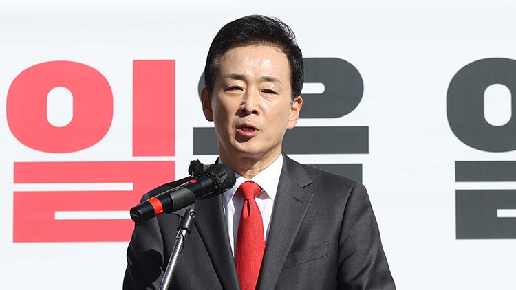 국민의힘 유영하 의원이 9일 오후 대구 중구 삼성상회 터에서 오는 6월 지방선거에서 대구시장 출마를 선언하는 기자회견을 하고 있다. /연합뉴스