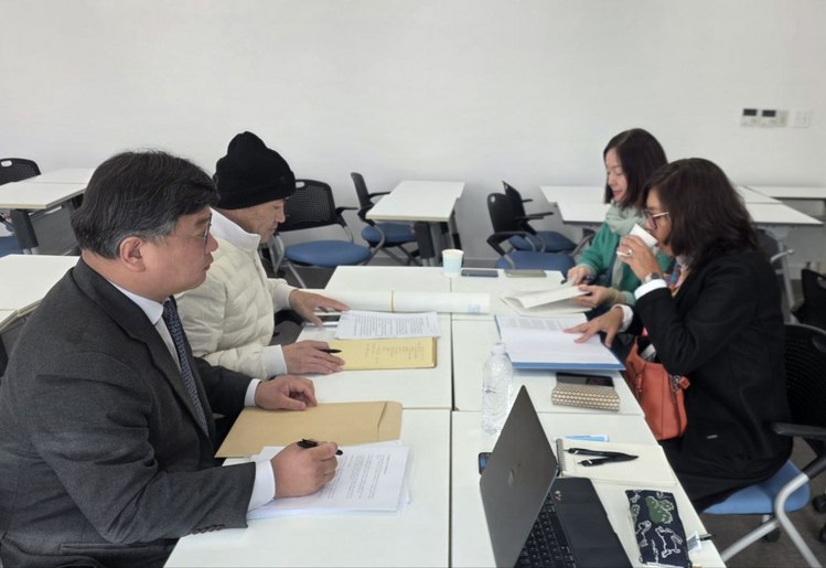 2020년 서해상에서 피살된 해수부 공무원 이대준 씨 유족을 대리하는 김기윤 변호사와 이 씨의 형인 이래진 씨가 9일 오후 엘리자베스 살몬 유엔 북한인권특별보고관과 면담했다 / 사진제공 = 유가족 측