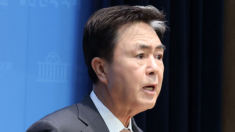 김태흠 충남도지사가 9일 국회 소통관에서 대전·충남 행정통합 관련 기자회견을 하고 있다. /연합뉴스