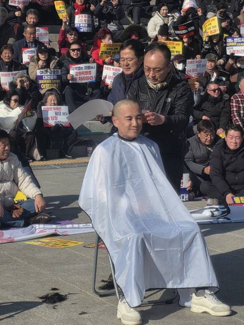 김진태 강원지사 삭발 모습(강원도청 제공)