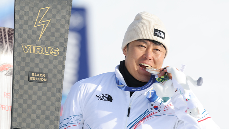 8일(현지시간) 이탈리아 리비뇨 스노파크에서 열린 2026 밀라노-코르티나담페초 동계올림픽 스노보드 남자 평행 대회전 결승 시상식에서 김상겸이 은메달을 깨물고 있다.  /연합뉴스 