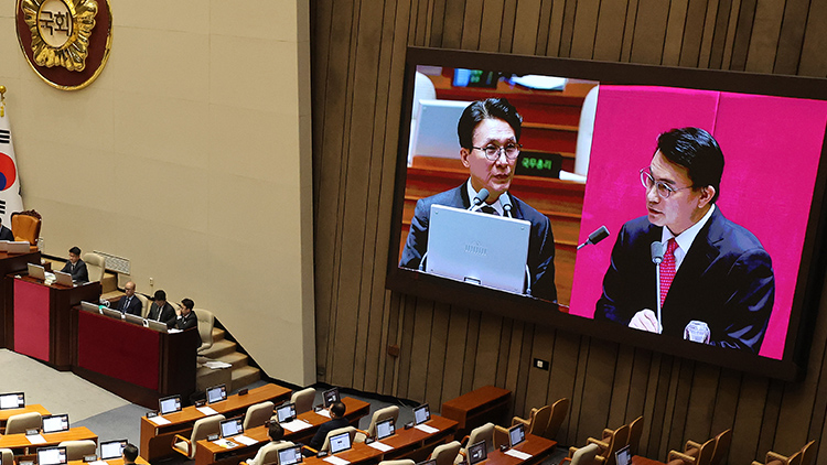 김민석 국무총리가 지난 9일 정치·외교·통일·안보 분야 대정부질문이 열린 국회 본회의장에서 국민의힘 윤상현 의원의 질문에 답하고 있다. /연합뉴스