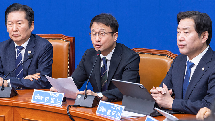 더불어민주당 한병도 원내대표가 11일 국회에서 열린 최고위원회의에서 개혁 법안 입법 속도를 강조하는 발언을 하고 있다. /연합뉴스