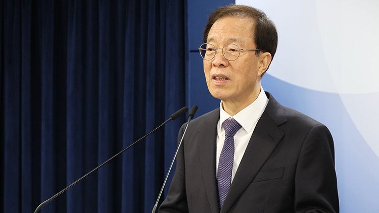 이석연 국민통합위원장이 11일 서울 종로구 정부서울청사에서 국민통합을 위한 5대 사회갈등 국민인식조사 결과를 발표하고 있다. /연합뉴스