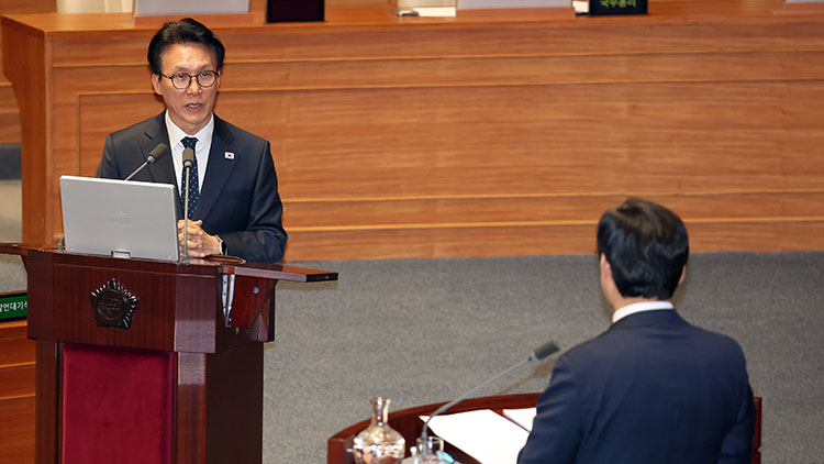 김민석 국무총리가 11일 국회 본회의장에서 열린 교육·사회·문화 분야 대정부질문에서 여야 의원의 질문에 답하고 있다.  /연합뉴스