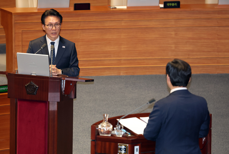 김민석 국무총리가 11일 국회 본회의장에서 열린 교육·사회·문화 분야 대정부질문에서 여야 의원의 질문에 답하고 있다.  /연합뉴스 