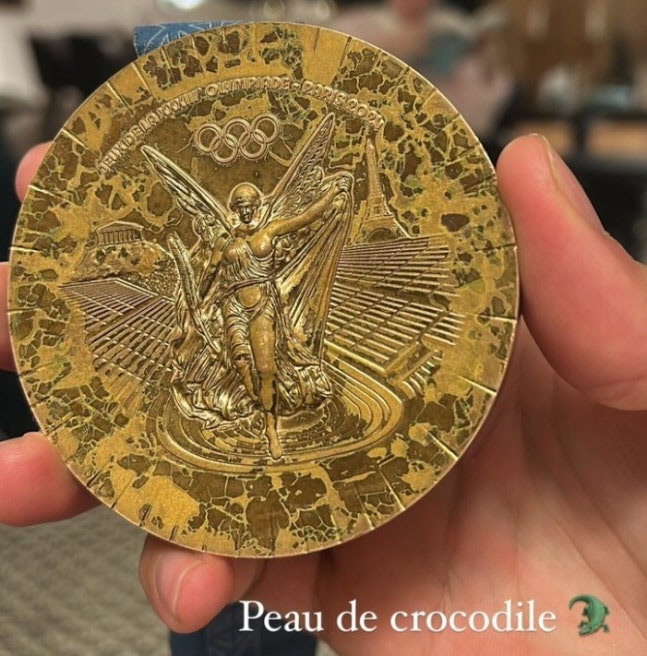 지난 2024 파리올림픽 당시 논란이 됐던 '마모메달'. /SNS