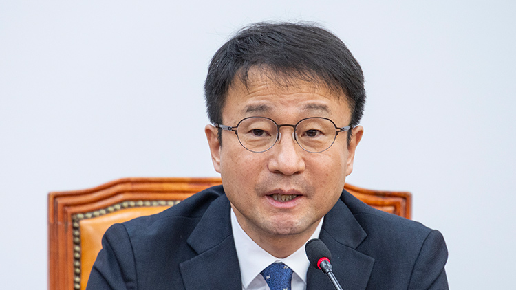 더불어민주당 한병도 원내대표가 12일 국회에서 열린 정책조정회의에서 국회에 계류돼 있는 법안 처리를 강조하는 발언을 하고 있다. /연합뉴스