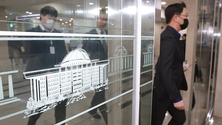 '테러'로 지정된 2024년 이재명 대통령 피습 사건을 수사하는 국가수사본부 가덕도 테러사건 수사TF가 국회 정보위원회 등에 대해 압수수색에 나선 지난 12일 수사팀 관계자들이 국회 본청을 떠나고 있다. /연합뉴스