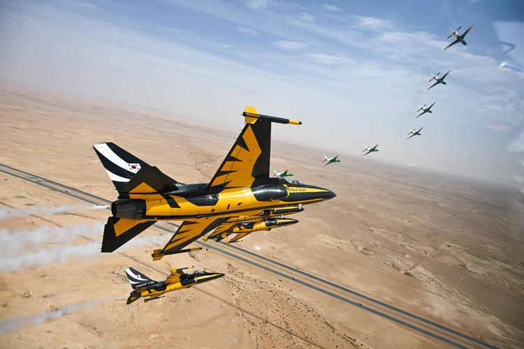 지난 10일 진행된 ‘블랙이글스-사우디 호크스(Saudi Hawks) 우정비행 행사’에서 한국 블랙이글스 T-50B 7대와 사우디 호크스 Hawk 항공기 7대가 리야드 컨벤션 센터 상공에서 나란히 비행하고 있는 모습