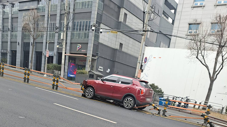 차량이 중앙분리대를 들이받은 모습