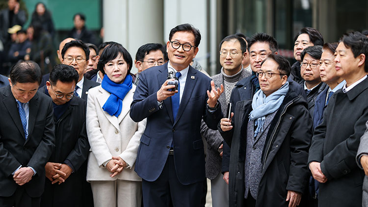 더불어민주당 전당대회 '돈봉투 살포' 의혹과 불법 정치자금 수수 혐의로 재판에 넘겨진 소나무당 송영길 대표가 13일 서초구 서울고등법원에서 열린 2심 선고 공판에서 무죄를 선고 받은 뒤 더불어민주당 의원들과 법원 청사 앞에 서서 입장을 밝히고 있다. /연합뉴스