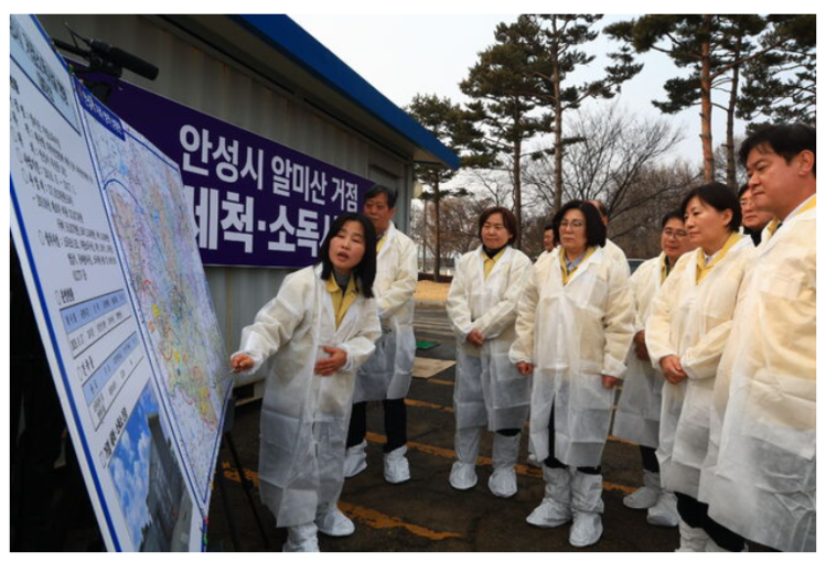 송미령 농림축산식품부 장관(앞줄 오른쪽 두번째)이 경기 안성지역 가축전염병 방역 관리 상황을 청취하고 있다. (출처:농림축산식품부)
