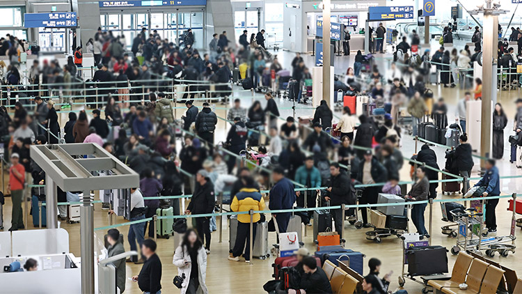 지난 13일 인천국제공항 제1여객터미널 출국장에서 이용객들이 탑승수속을 위해 줄을 서고 있다. /연합뉴스