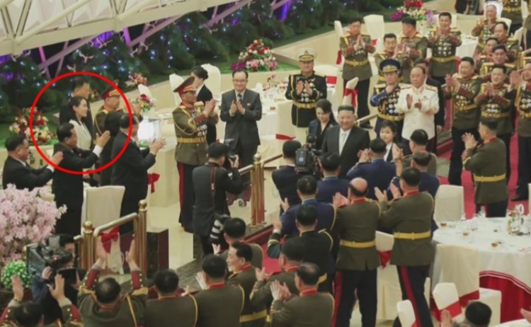 북한 김정은이 인민군 창건일을 기념해 딸 주애와 인민군 숙소를 방문한 모습. 김정은 모녀와 한참 떨어져 있는 김여정(좌측 원). /조선중앙TV