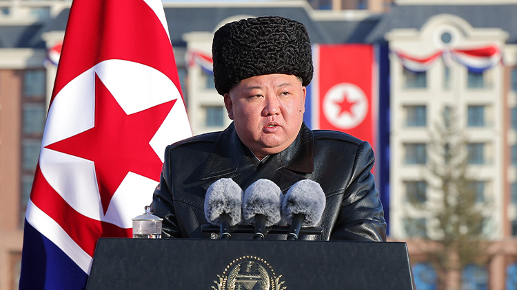 김정은 북한 국무위원장이 딸 주애와 참석한 가운데 러시아에 파병됐다가 전사한 참전군인 유족을 위해 평양 화성지구 명당자리에 조성된 '새별거리' 준공식이 전날 열렸다고 조선중앙통신이 16일 보도했다. /연합뉴스 