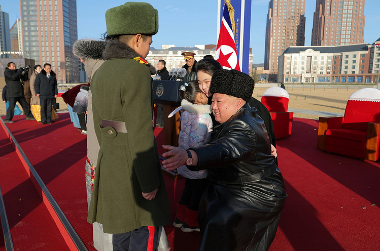 김정은이 15일 평양 대성구역 ‘새별거리’ 준공식에 참석해 유가족들과 만났다 / 사진 = 노동신문 웹사이트