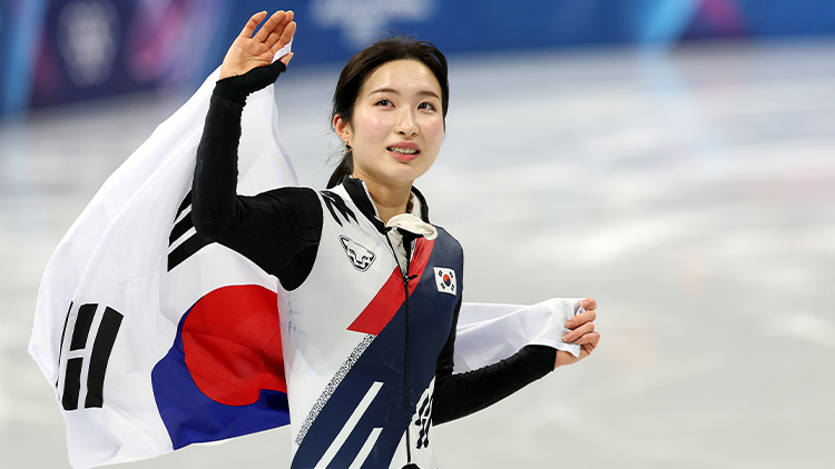 16일(현지시간) 이탈리아 밀라노 아이스스케이팅 아레나에서 열린 2026 밀라노-코르티나담페초 동계올림픽 쇼트트랙 여자 1000m 결승에서 동메달을 따낸 김길리가 관중을 향해 손을 흔들고 있다.  /연합뉴스 