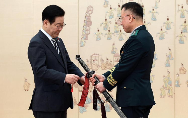 지난달, 이재명 대통령으로부터 삼정검 수치를 수여받는 이살렬 3군단장. /연합뉴스