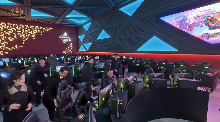 컴퓨터 오락실 등 상업시설 시찰 때 경위국장 로경철이 김주애의 의자를 빼주고 있다. / 사진=조선중앙TV