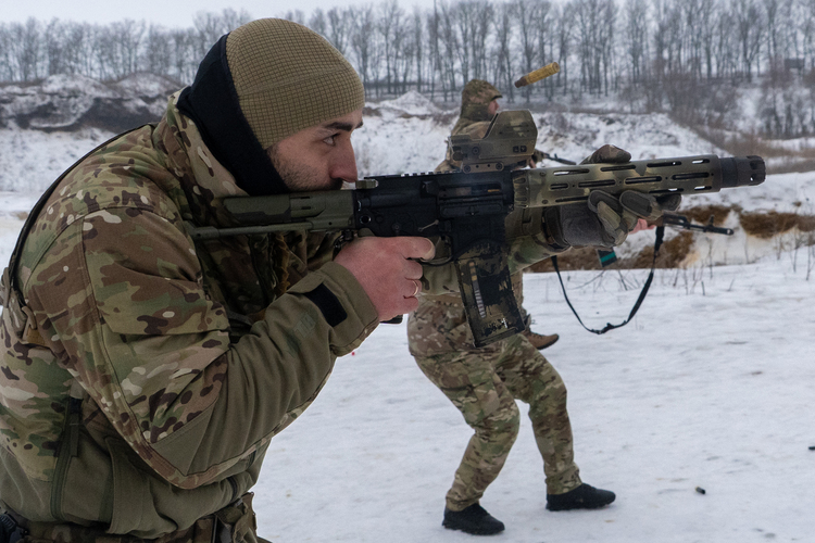 우크라이나 하르키우 훈련장에서 특수 경찰 부대 소속 우크라이나 군인들이 훈련에 참여하고 있다. /AP=연합뉴스 