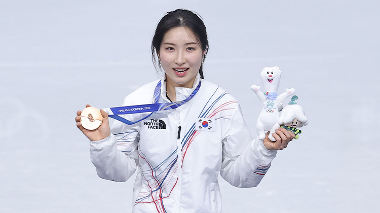 16일(현지시간) 이탈리아 밀라노 아이스스케이팅 아레나에서 열린 2026 밀라노-코르티나담페초 동계올림픽 쇼트트랙 여자 1000m 시상식에서 동메달을 획득한 김길리가 메달을 들어보이고 있다.  /연합뉴스 