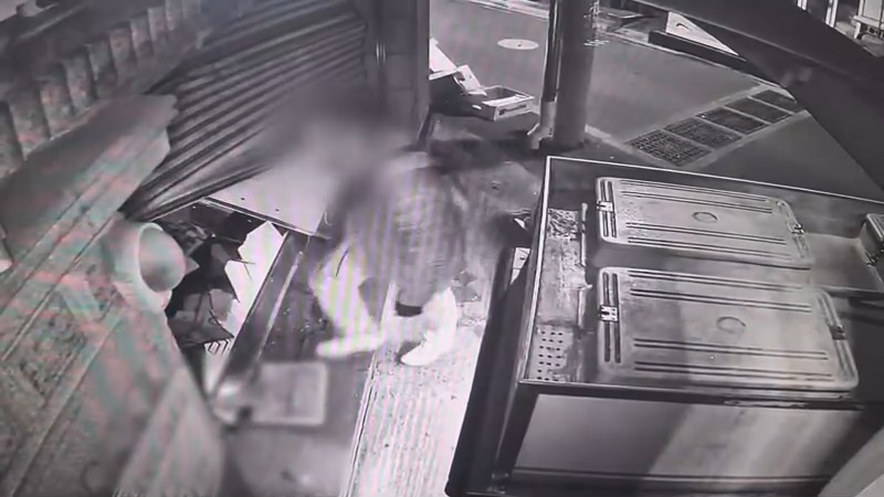 훔친 활어차로 금은방 돌진…출입문 부수고 귀금속 훔쳐