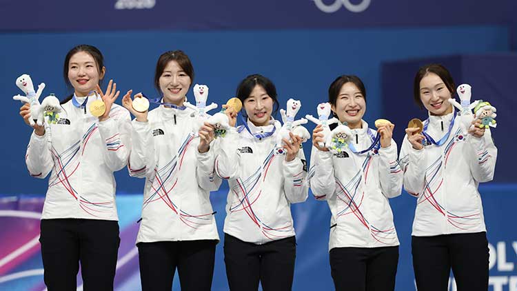 
18일(현지시간) 이탈리아 밀라노 아이스스케이팅 아레나에서 열린 2026 밀라노-코르티나담페초 동계올림픽 쇼트트랙 여자 3000m 계주 결승에서 금메달을 따낸 한국 선수들이 메달을 목에 걸고 환하게 웃고 있다. 오른쪽부터 최민정, 김길리, 이소연, 노도희, 심석희. /연합뉴스
