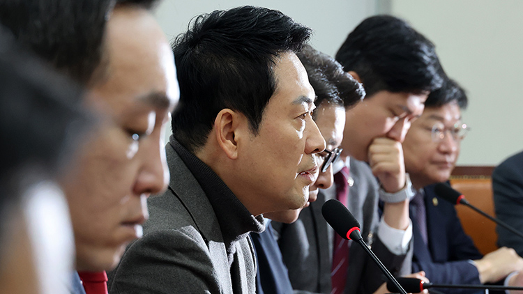 국민의힘 장동혁 대표가 19일 국회에서 열린 최고위원회의에서 모두발언을 하고 있다. /연합뉴스