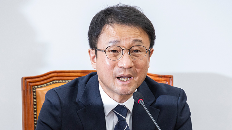 더불어민주당 한병도 원내대표가 19일 국회에서 열린 정책조정회의에서 설 연휴 이후 원내운영방향에 대해 말하고 있다. /연합뉴스