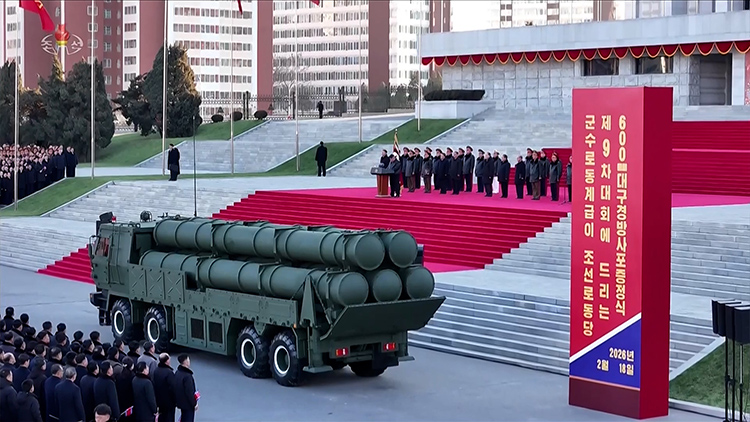 김정은 북한 국무위원장이 참석한 가운데 지난 18일 평양 4.25문화회관 광장에서 군수공업부문 노동계급의 노동당 제9차대회 600㎜ 대구경 방사포 50문 증정식이 진행됐다고 조선중앙TV가 19일 보도했다. /연합뉴스