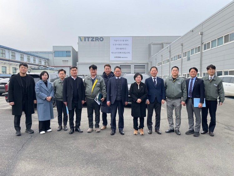 비츠로넥스텍 공단 현장을 찾은 더불어민주당 김현 의원(오른쪽에서 다섯번째) / 김현 의원실