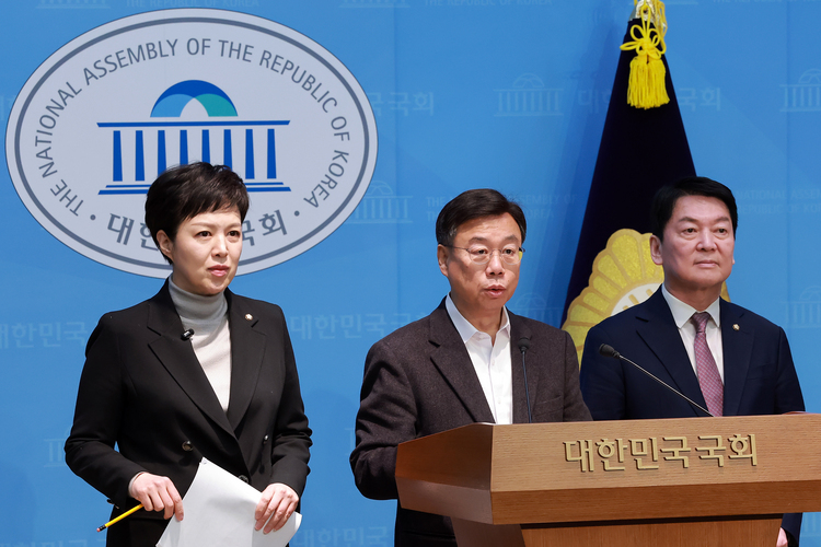 신상진 성남시장과 국민의힘 김은혜·안철수 의원이 19일 국회 소통관에서 분당신도시 재건축 연간 인허가 물량제한 폐지를 촉구하고 있다. /연합뉴스 