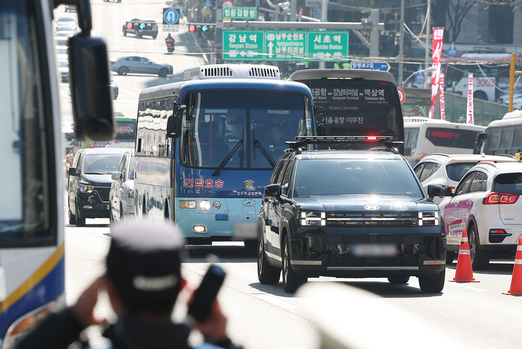 내란 우두머리 혐의로 기소된 윤석열 전 대통령의 1심 선고가 열리는 19일 윤 전 대통령이 탄 호송차가 서울 서초구 서울중앙지방법원으로 들어서고 있다.  /연합뉴스 