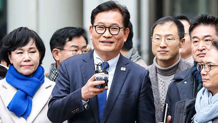 더불어민주당 전당대회 '돈봉투 살포' 의혹과 불법 정치자금 수수 혐의로 재판에 넘겨진 소나무당 송영길 대표가 지난 13일 서초구 서울고등법원에서 열린 2심 선고 공판에서 무죄를 선고 받은 뒤 더불어민주당 의원들과 법원 청사 앞에 서서 입장을 밝히는 모습 /소나무당 제공