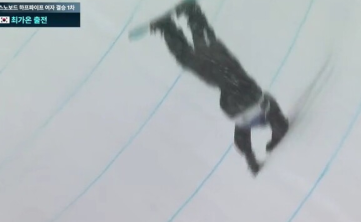 최가온 선수가 1차 시기, 3바퀴회전을 시도하다 머리 쪽으로 떨어지는 모습. /jtbc 방송화면 캡처