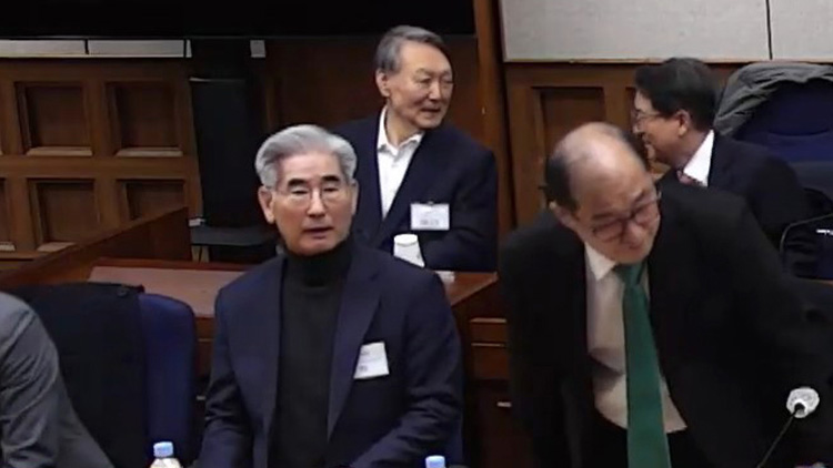 윤석열 전 대통령이 19일 서초구 서울중앙지방법원에서 열린 12·3 비상계엄 관련 내란 우두머리 혐의 1심 선고공판에 출석해 있다. /서울중앙지법 제공