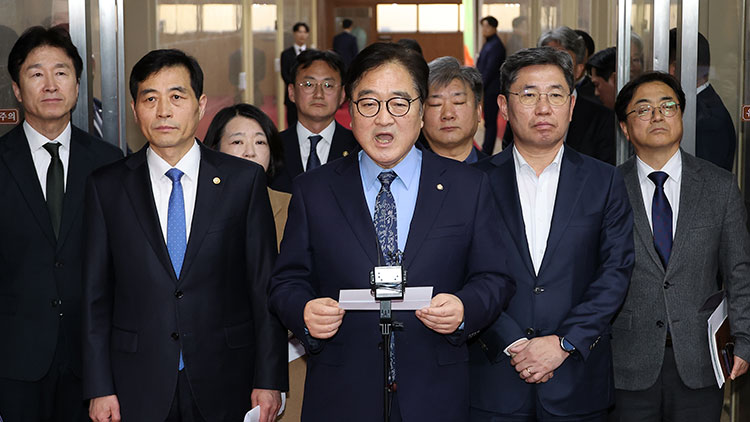 우원식 국회의장이 19일 국회의장실 앞에서 윤석열 전 대통령 내란 우두머리 혐의 1심 선고 직후, 소회를 밝히고 있다. /연합뉴스