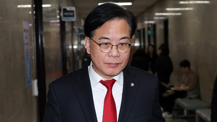 국민의힘 송언석 원내대표가 19일 윤석열 전 대통령 내란 혐의 1심 선고가 진행되는 가운데 서울 여의도 국회 본관 국민의힘 원내대표실로 들어가고 있다. /연합뉴스