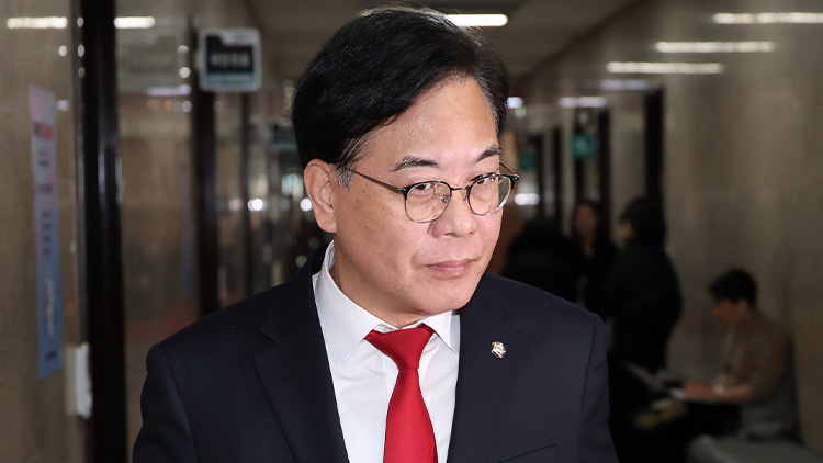 국민의힘 송언석 원내대표가 19일 윤석열 전 대통령 내란 혐의 1심 선고가 진행되는 가운데 서울 여의도 국회 본관 국민의힘 원내대표실로 들어가고 있다. /연합뉴스